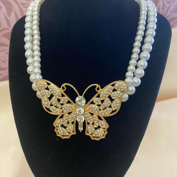 Butterfly two strand faux Pearl Choker - Picture 2 of 8